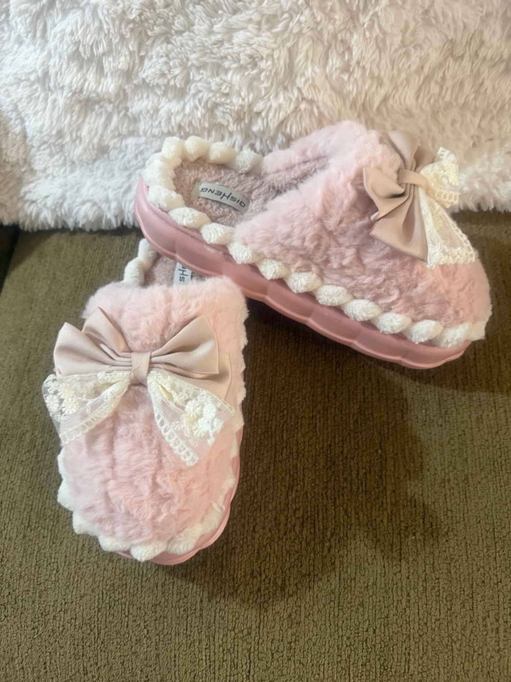 Women’s Pink Plush Bow Slip-On Slippers
Brand new never worn